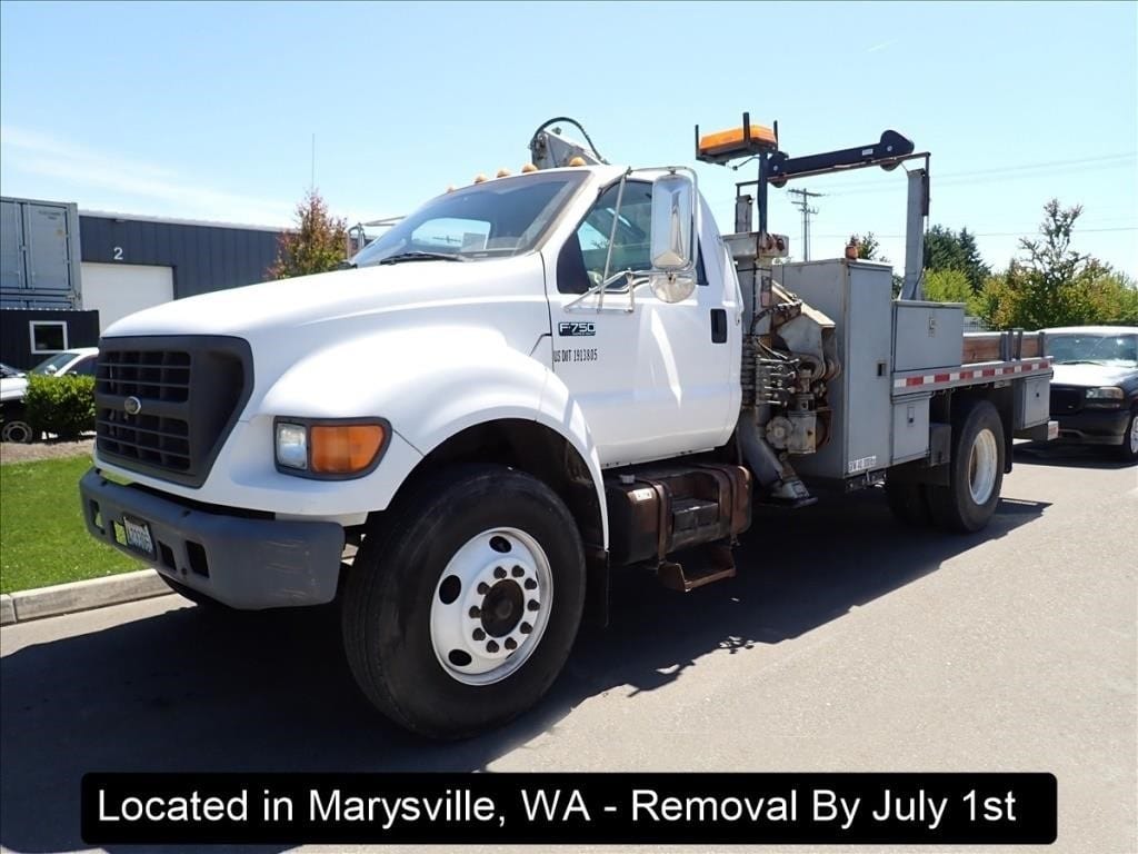 2001 Ford F-750 Equipment Image0