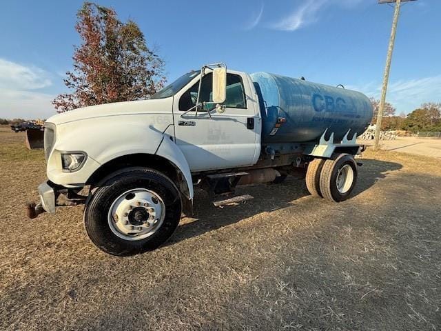 2001 Ford F-750 Equipment Image0