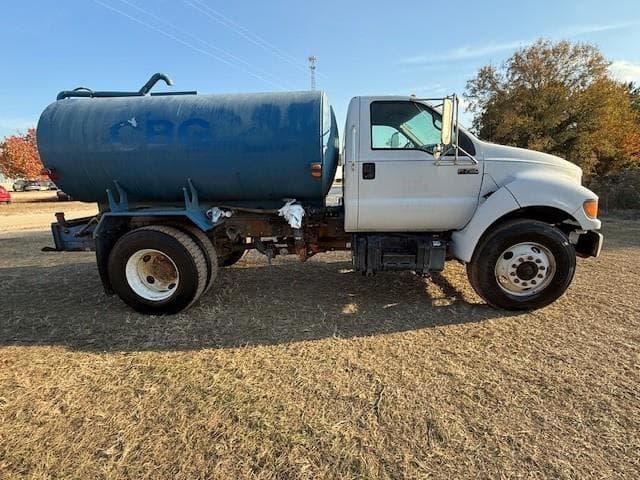 Image of Ford F-750 equipment image 2