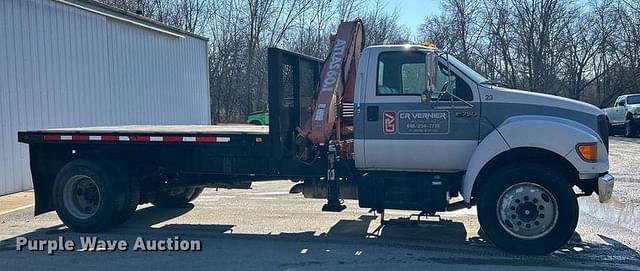 Image of Ford F-750 equipment image 3