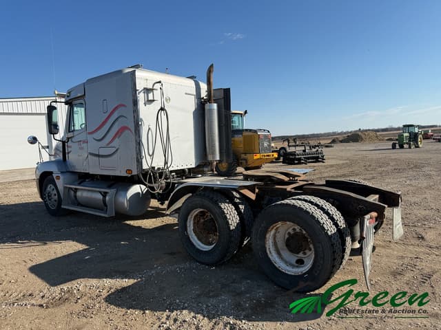 Image of Freightliner C120 equipment image 2