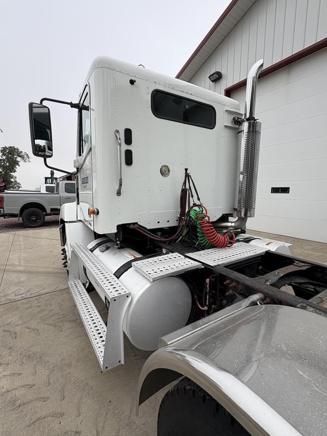 Image of Freightliner Century 112 equipment image 3