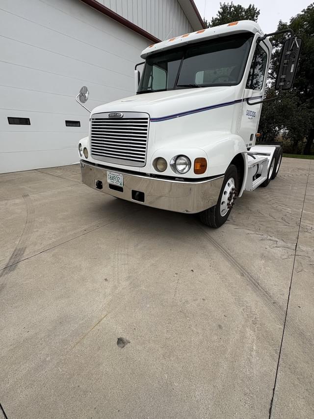 Image of Freightliner Century 112 equipment image 2