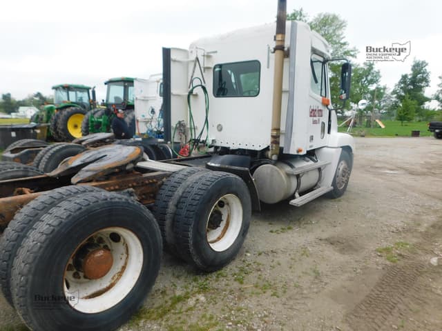 Image of Freightliner Century 120 equipment image 4