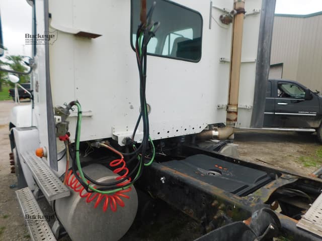 Image of Freightliner Century 120 equipment image 2