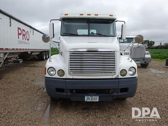 Image of Freightliner Century Class equipment image 4