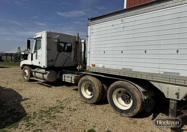 Image of Freightliner Century Class equipment image 4