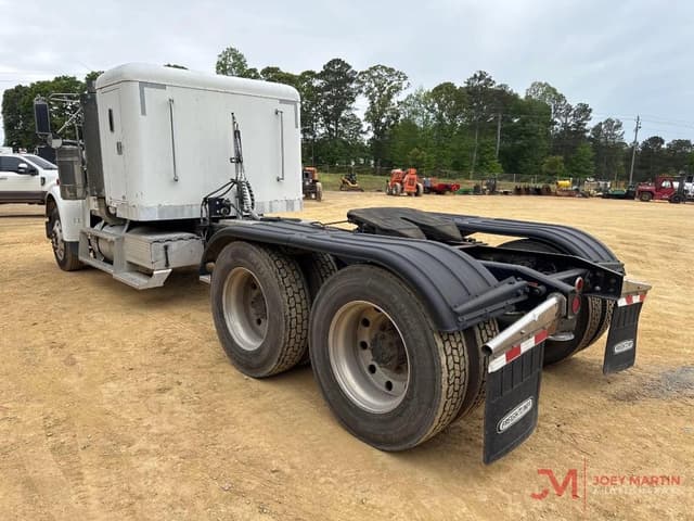Image of Freightliner Classic equipment image 2