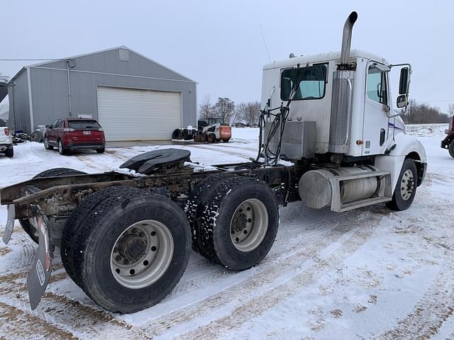 Image of Freightliner Columbia 120 equipment image 3