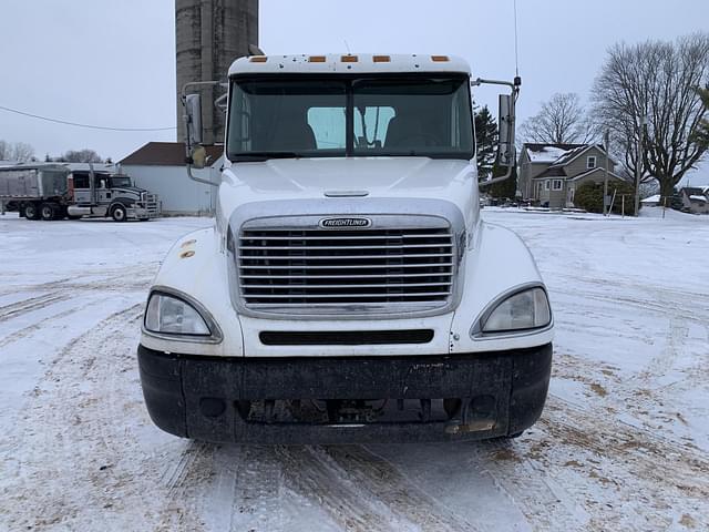 Image of Freightliner Columbia 120 equipment image 4