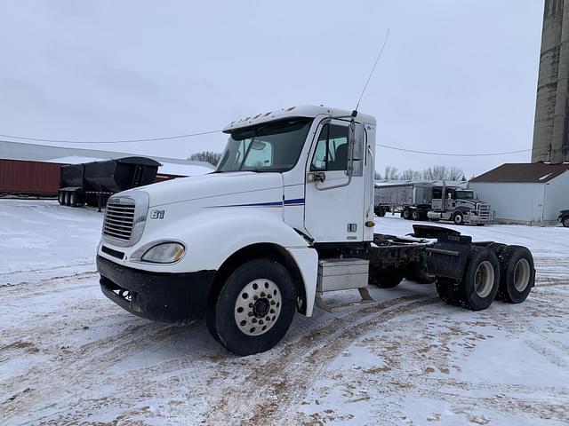 Image of Freightliner Columbia 120 equipment image 1