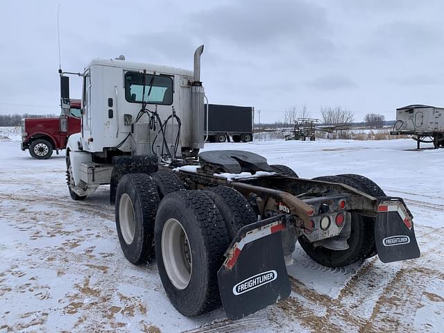 Image of Freightliner Columbia 120 equipment image 2