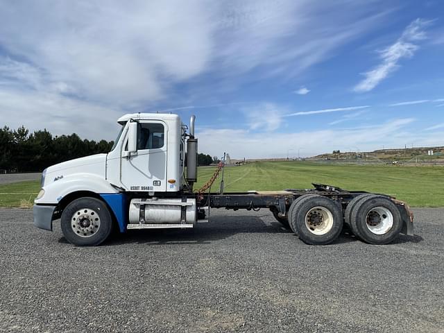 Image of Freightliner Columbia 120 equipment image 1