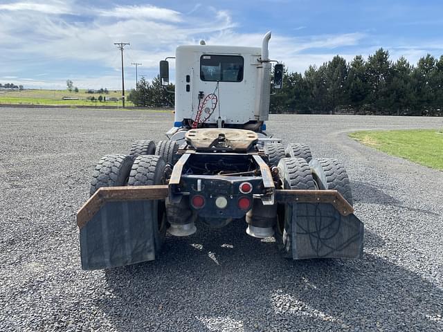 Image of Freightliner Columbia 120 equipment image 3