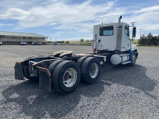 Image of Freightliner Columbia 120 equipment image 4