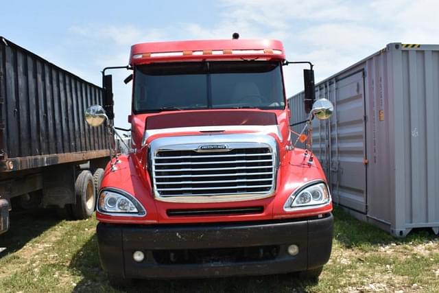 Image of Freightliner Columbia equipment image 1