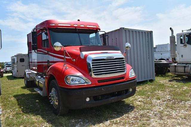 Image of Freightliner Columbia equipment image 2