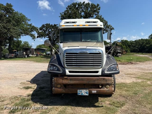 Image of Freightliner Columbia equipment image 1