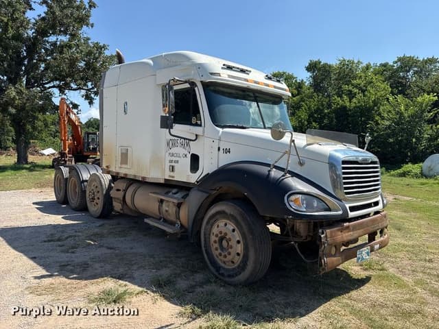 Image of Freightliner Columbia equipment image 2