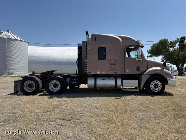Image of Freightliner Columbia equipment image 3