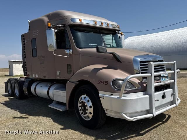 Image of Freightliner Columbia equipment image 2