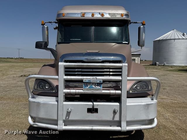 Image of Freightliner Columbia equipment image 1