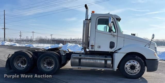 Image of Freightliner Columbia equipment image 3
