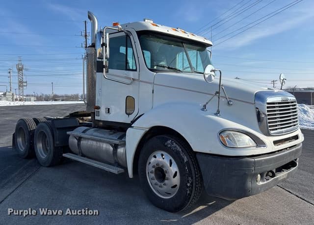 Image of Freightliner Columbia equipment image 2