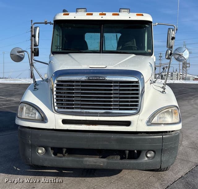Image of Freightliner Columbia equipment image 1