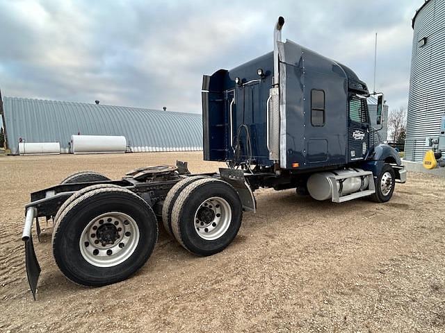 Image of Freightliner Columbia equipment image 2