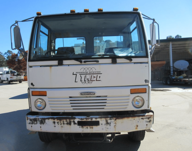 Image of Freightliner FC70 equipment image 3