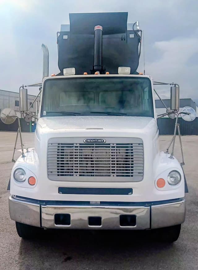 Image of Freightliner FL112 equipment image 4