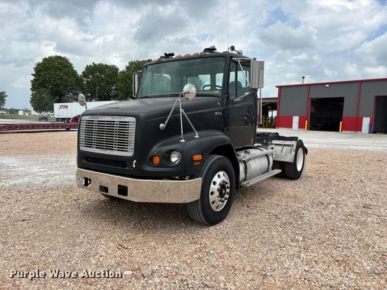 2001 Freightliner FL112 Equipment Image0