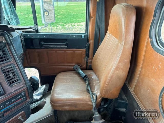 Image of Freightliner FL120 equipment image 3