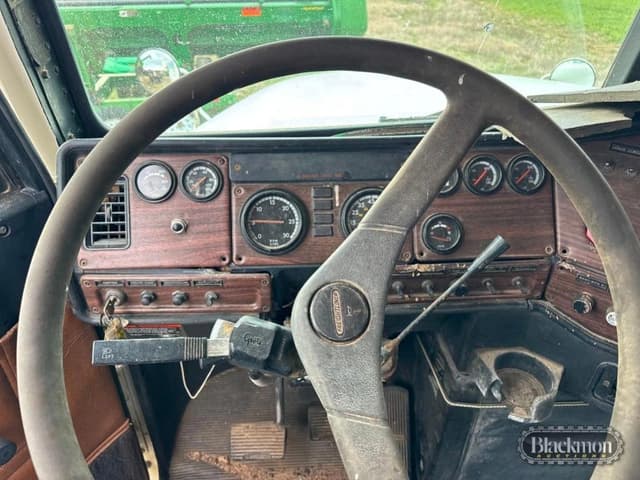 Image of Freightliner FL120 equipment image 4