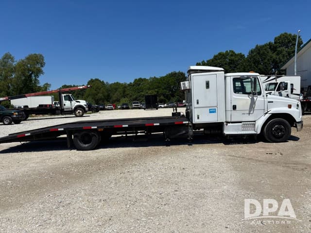 Image of Freightliner FL60 equipment image 3