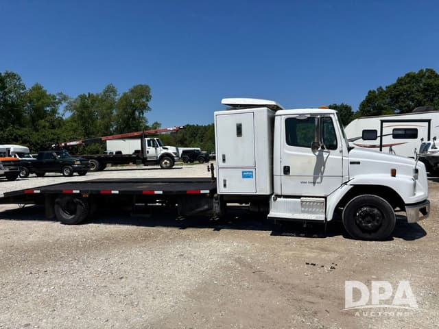 Image of Freightliner FL60 equipment image 2