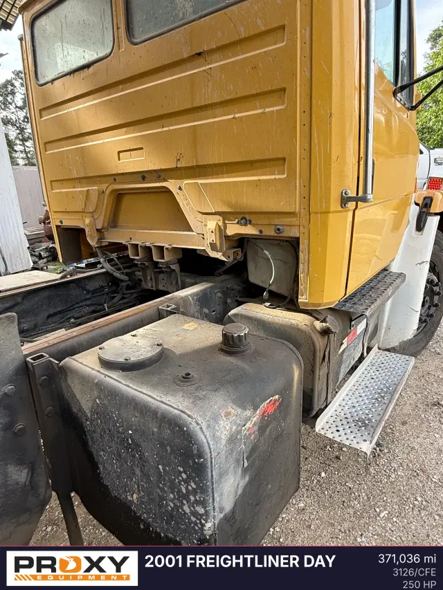 Image of Freightliner FL70 equipment image 4