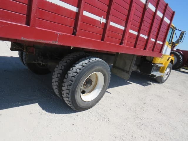 Image of Freightliner FL70 equipment image 4