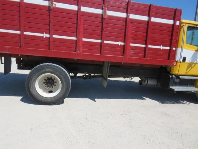 Image of Freightliner FL70 equipment image 2