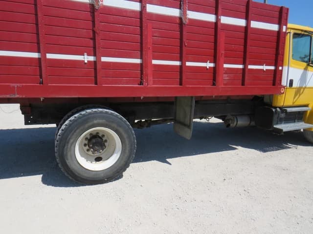 Image of Freightliner FL70 equipment image 3