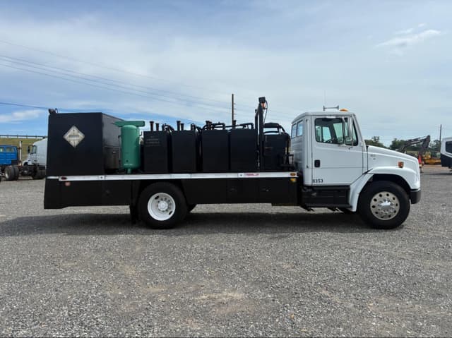 Image of Freightliner FL70 equipment image 3