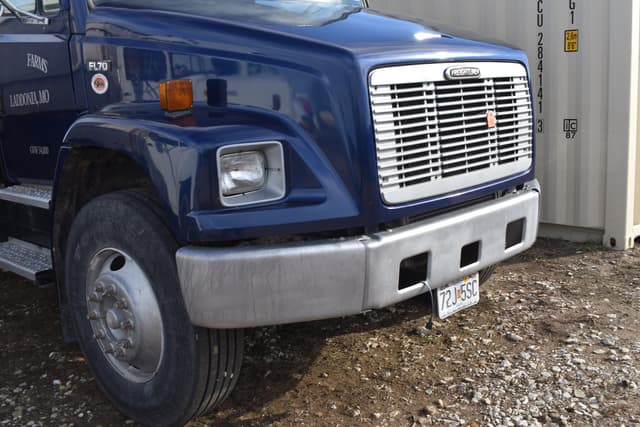Image of Freightliner FL70 equipment image 3
