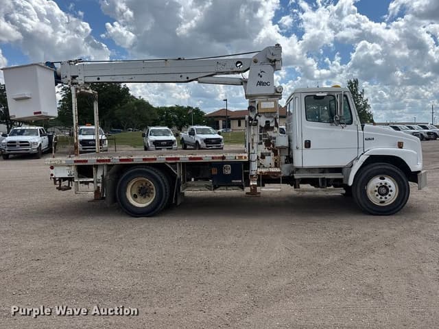Image of Freightliner FL70 equipment image 3