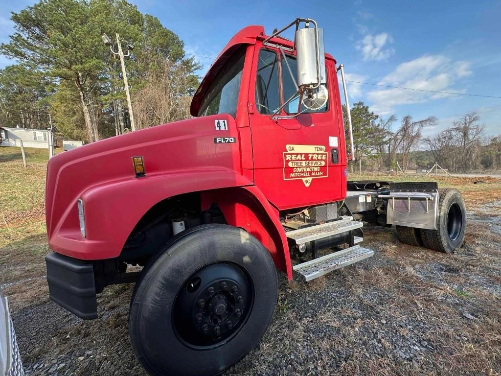 2001 Freightliner FL70 Equipment Image0