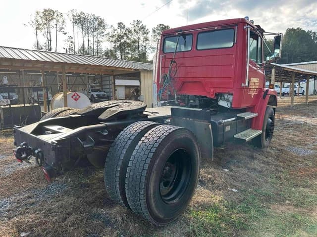 Image of Freightliner FL70 equipment image 4