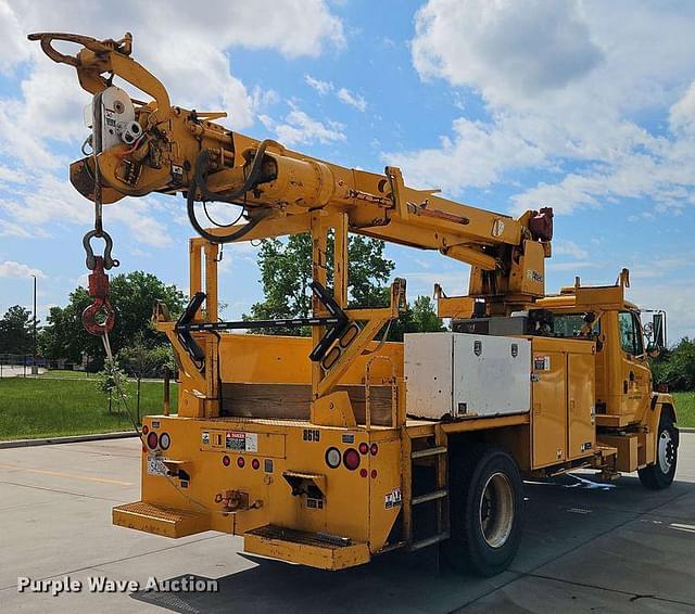 Image of Freightliner FL70 equipment image 4