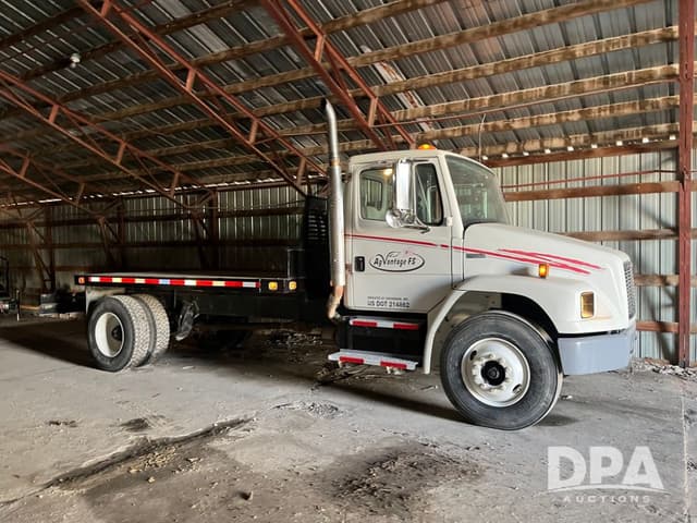 Image of Freightliner FL70 equipment image 4