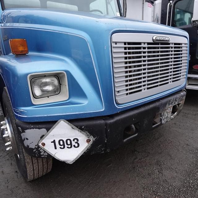 Image of Freightliner FL70 equipment image 4