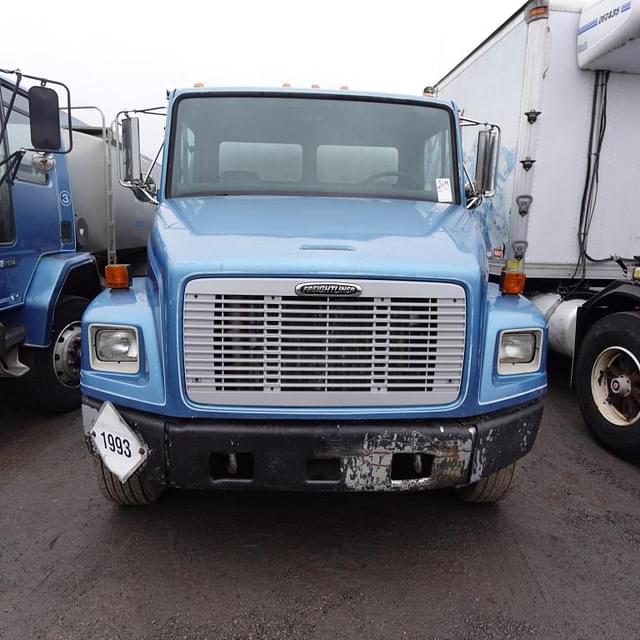 Image of Freightliner FL70 equipment image 2